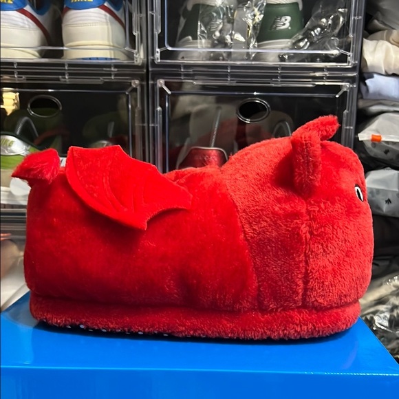LORD DEVIL PLUSH SLIPPERS (RED)
SIZE: S/M - 4-8 - Picture 4 of 12